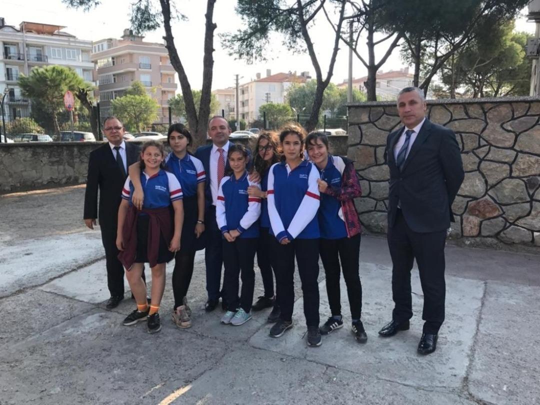 Kaymakam ortaokul &ouml;ğrencileri ile kitap okudu