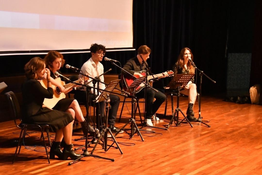 Diş Hekimliği Fak&uuml;ltesi &ouml;ğrencileri beyaz &ouml;nl&uuml;klerini giydi