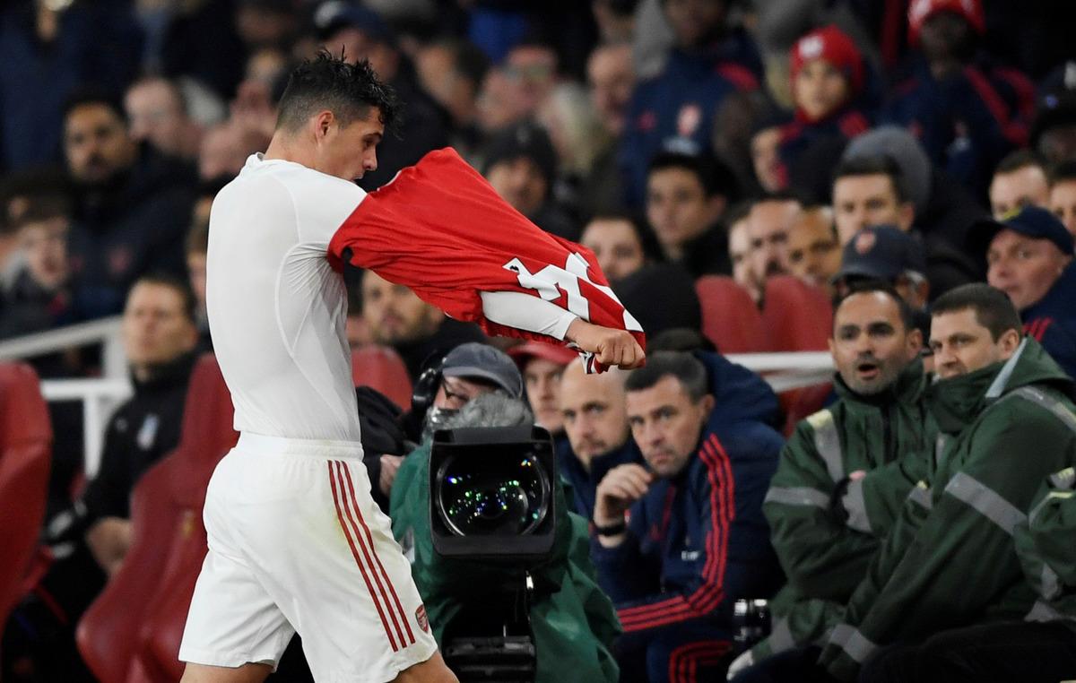 İngiltere'de Belhanda vakası! Taraftara k&uuml;f&uuml;r etti