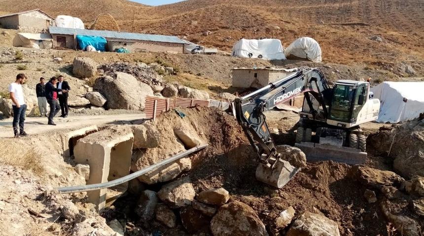 Hakkari Belediyesi tehlikeli menfezi onardı