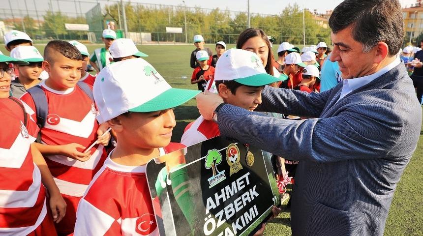 Yeşil sahada gençlerden emektarlara büyük vefa