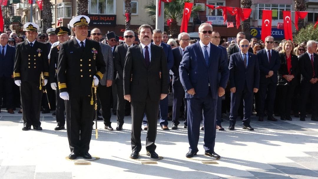 &Ccedil;anakkale&rsquo;de 29 Ekim kutlamaları &ccedil;elenk sunma t&ouml;reni ile başladı