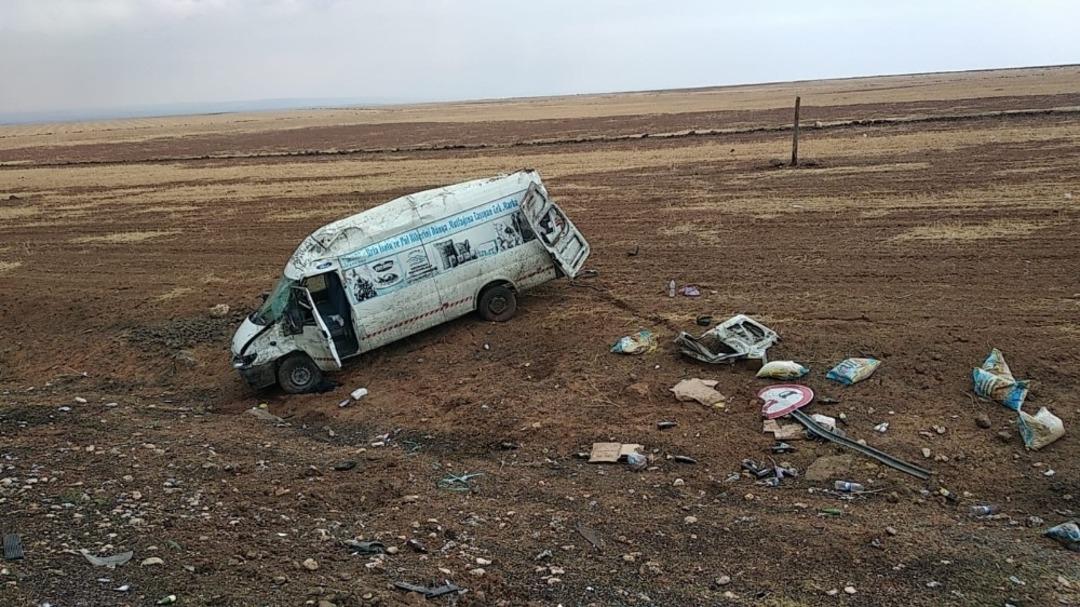 Şanlıurfa&rsquo;da devrilen ara&ccedil;taki 2 kişi yaralandı