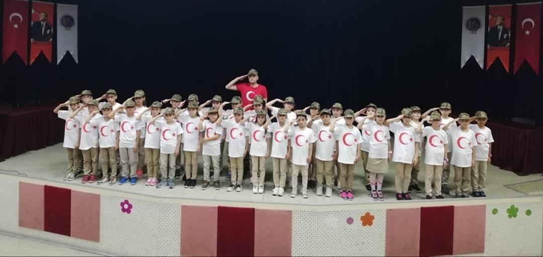 İlkokul &ouml;ğrencilerinden Mehmet&ccedil;iğe &rsquo;Bayrak&rsquo; şiiri