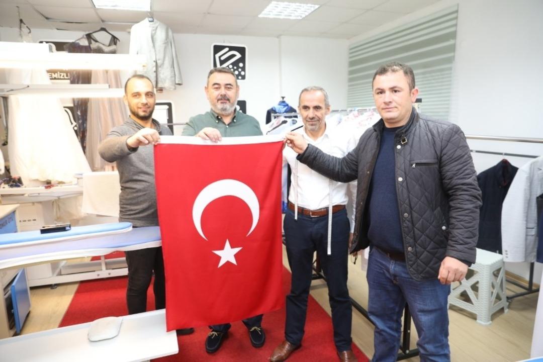K&ouml;rfez esnafına 2 bin T&uuml;rk bayrağı dağıtıldı