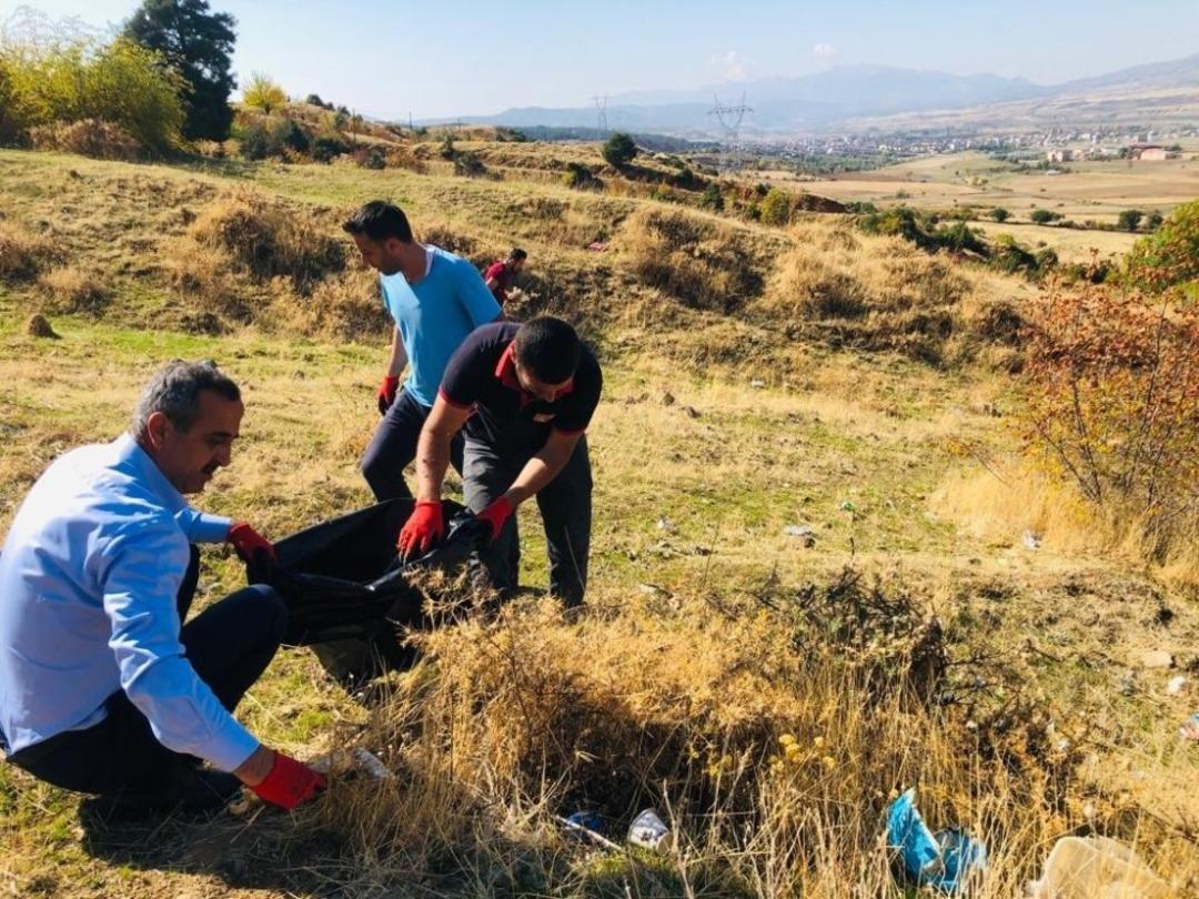 Başkan Dirik, g&ouml;n&uuml;ll&uuml;ler ile birlikte &ccedil;&ouml;p topladı