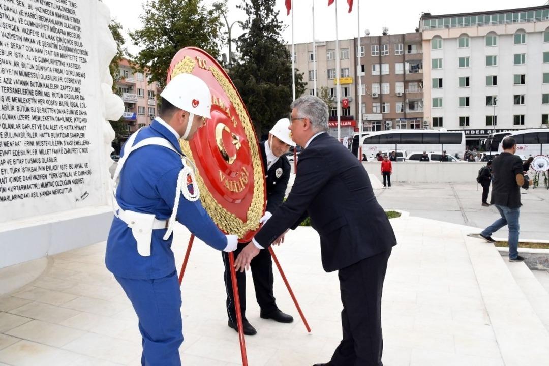 Cumhuriyet Bayramı etkinlikleri &ccedil;elenk sunumuyla başladı
