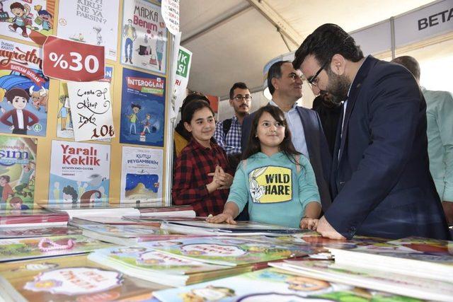 AK Parti Batman İl Başkanı Gür gençlere kitap hediye etti