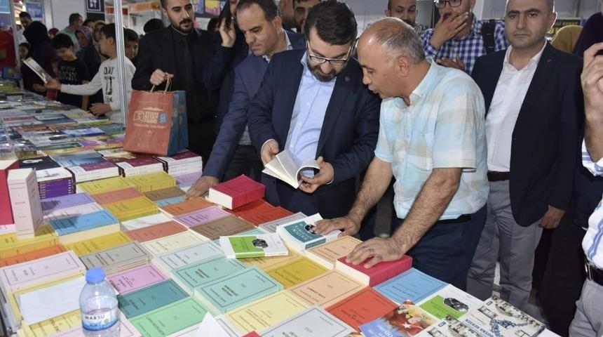 AK Parti Batman İl Başkanı Gür gençlere kitap hediye etti