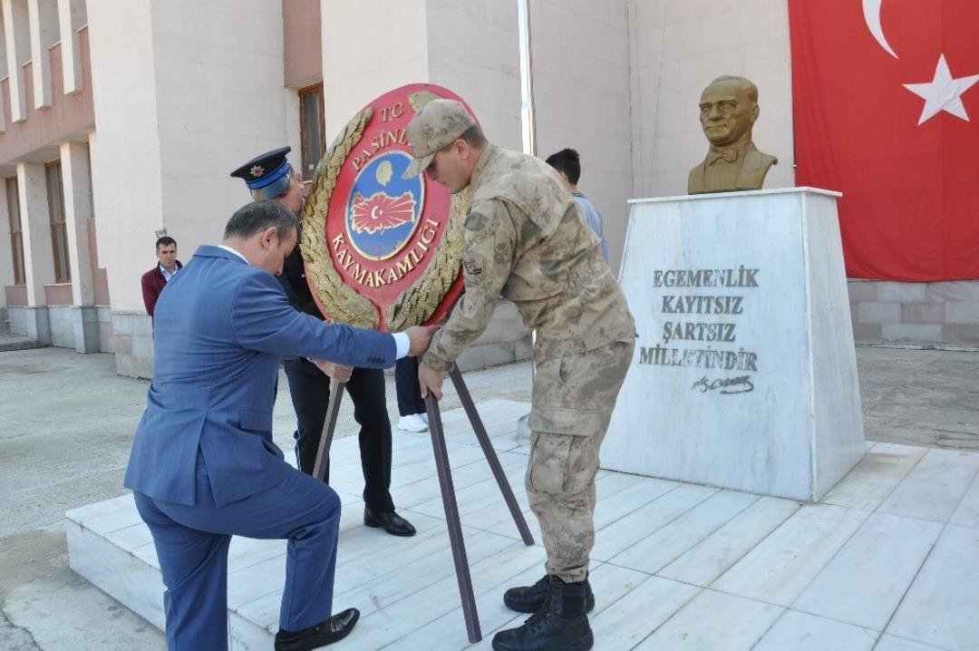 Cumhuriyetin 96. yıl d&ouml;n&uuml;m etkinlikleri &ccedil;elenk sunuyla başladı