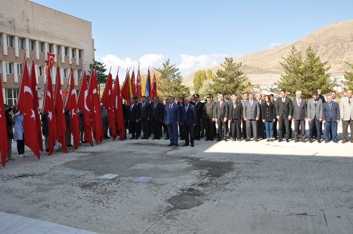 Cumhuriyetin 96. yıl dönüm etkinlikleri çelenk sunuyla başladı G3