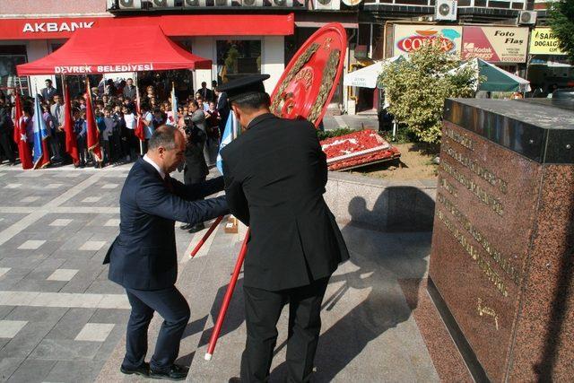 Devrek’te Cumhuriyet Bayramı nedeniyle çelenk sunum töreni gerçekleştirildi