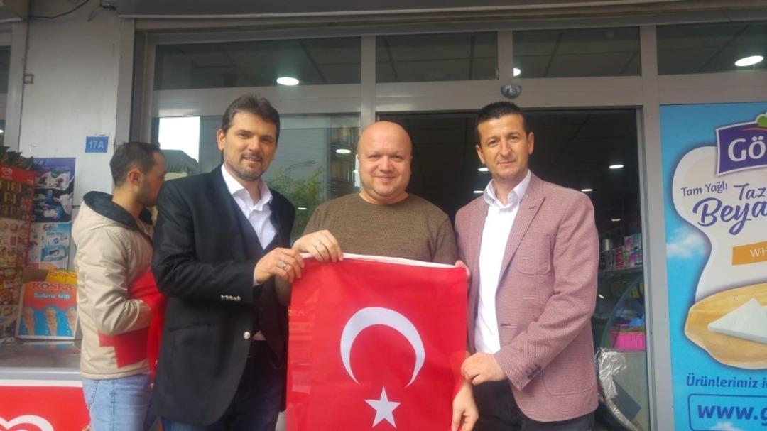 Esnaflara bayrak dağıtıldı