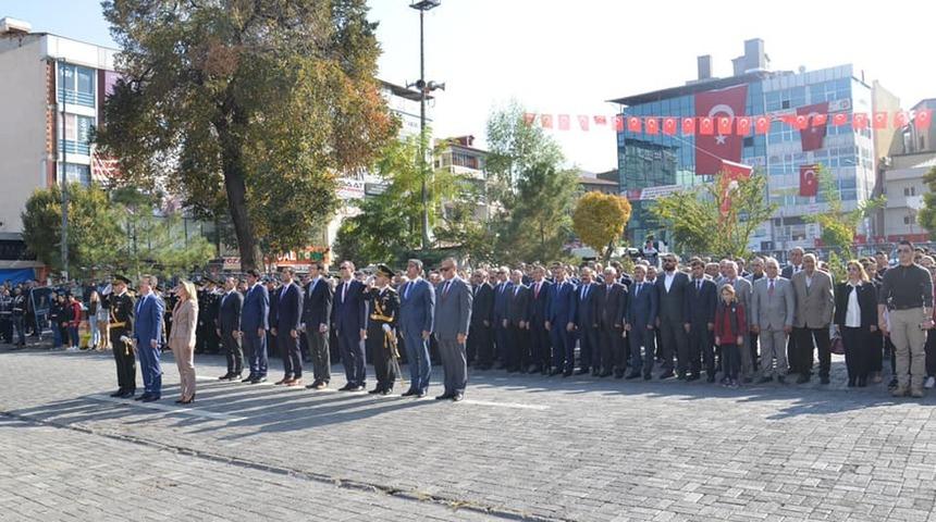Cumhuriyet Bayramı &ccedil;elenk t&ouml;reniyle başladı