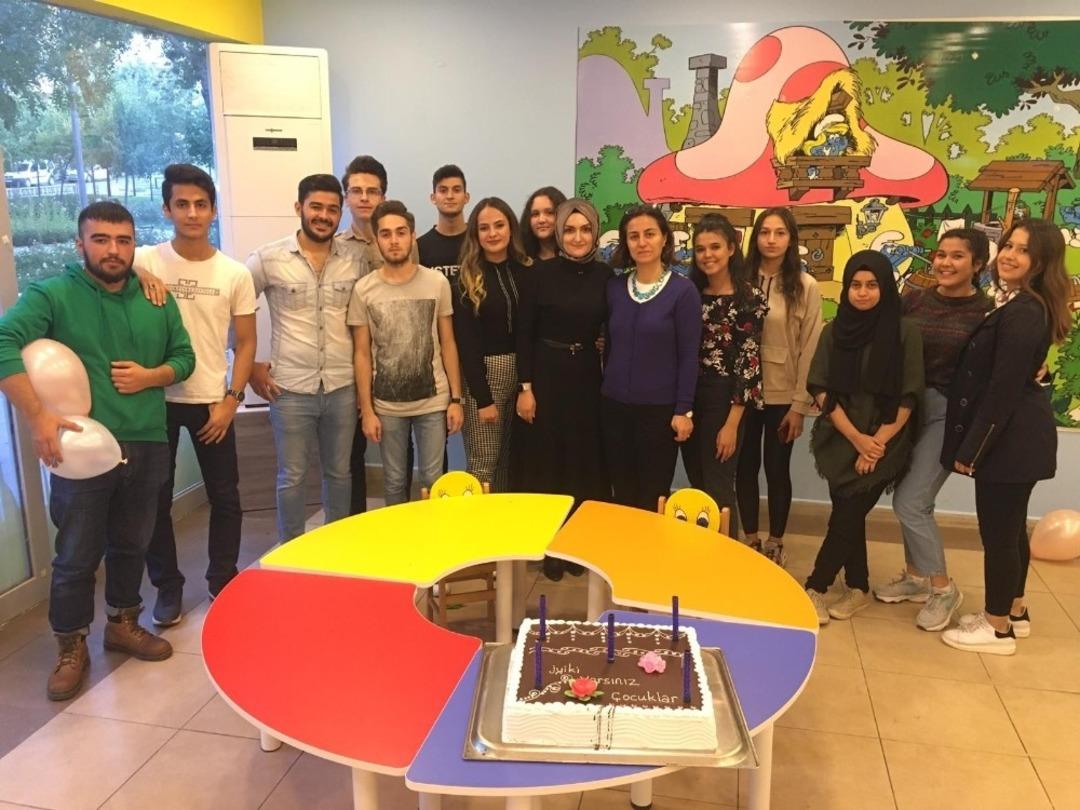 Har&ccedil;lıkları ve tanıdıklarından topladıkları paralarla hediye alıp, organizasyon d&uuml;zenlediler