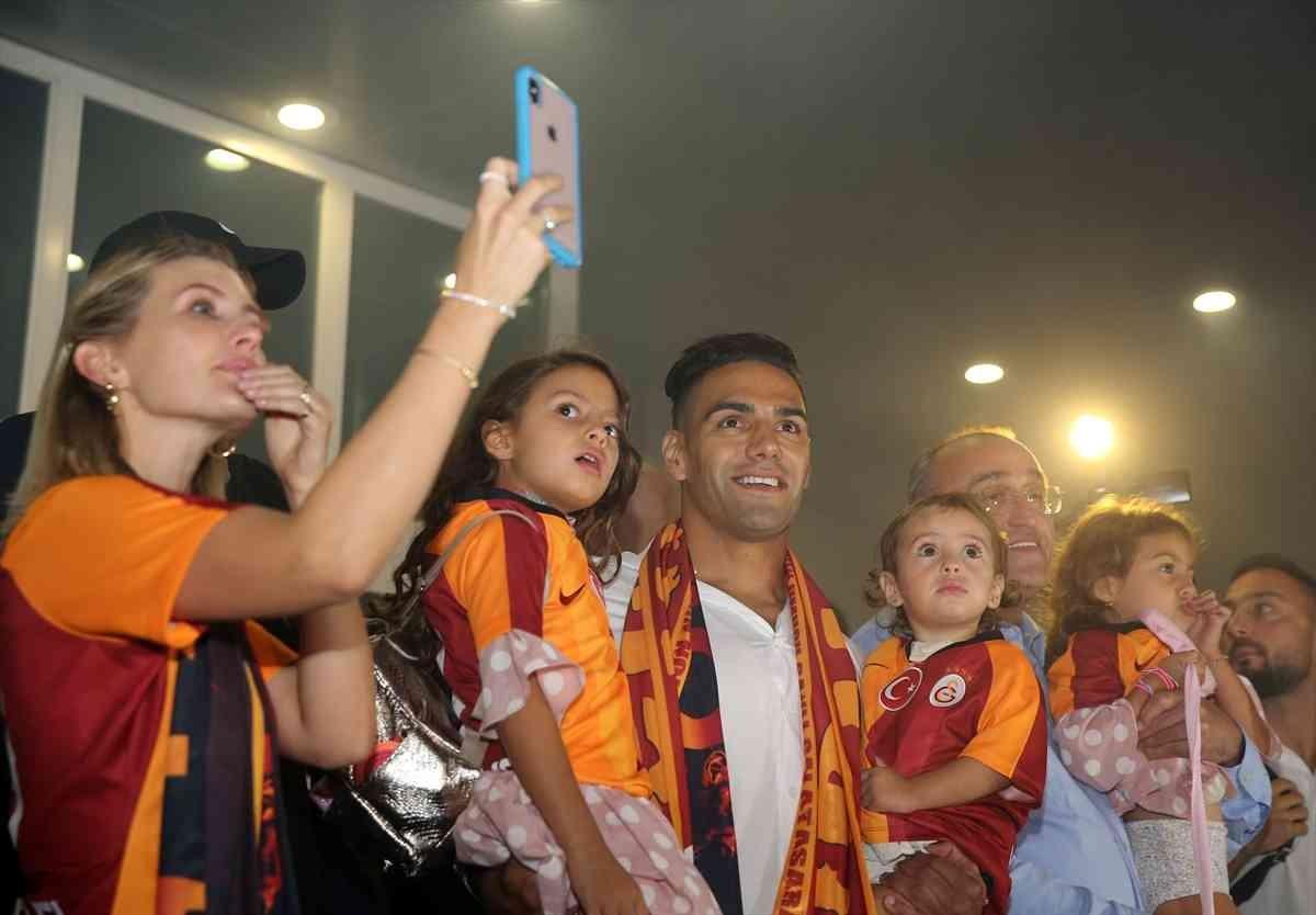 Falcao'nun eşi Lorelei Taron'dan taraftara flaş yanıt!