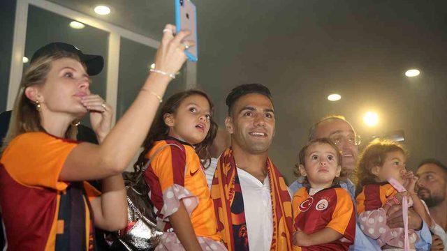 Falcao'nun eşi Lorelei Taron'dan taraftara flaş yanıt!
