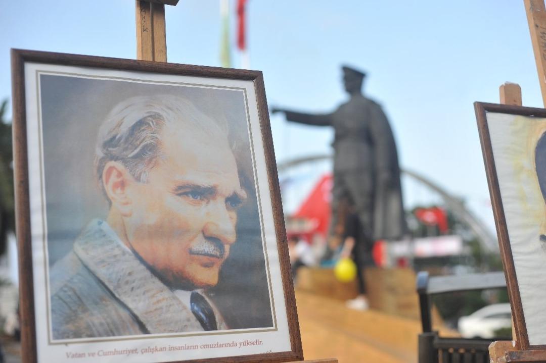 Biriktirdiği Atat&uuml;rk fotoğrafları ile sergi a&ccedil;tı