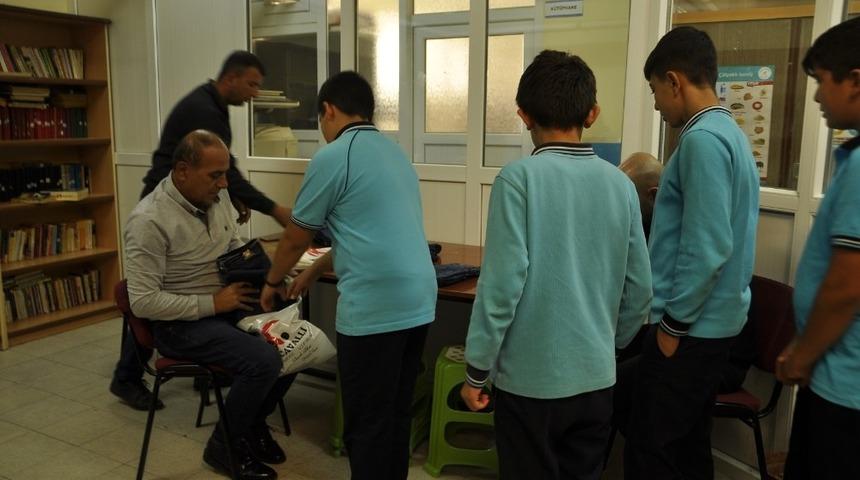 &Ouml;ğrencilere kışlık giyecek yardımı