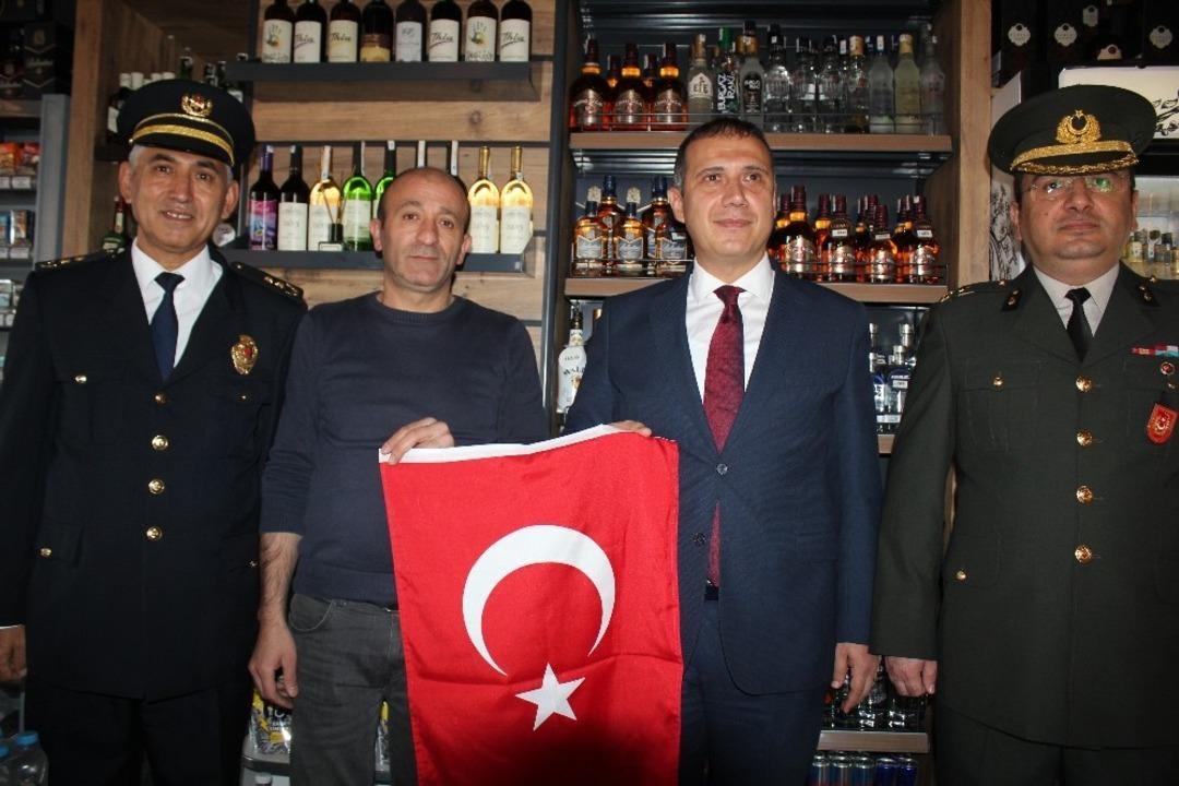 Vatan sevgisi &Uuml;nye&rsquo;yi kırmızı-beyaza b&uuml;r&uuml;d&uuml;