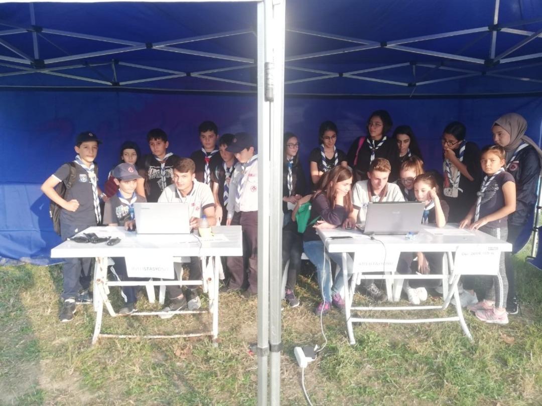 İzciler &ldquo;Barış uzak değil&rdquo; diyerek d&uuml;nyaya mesaj verdi