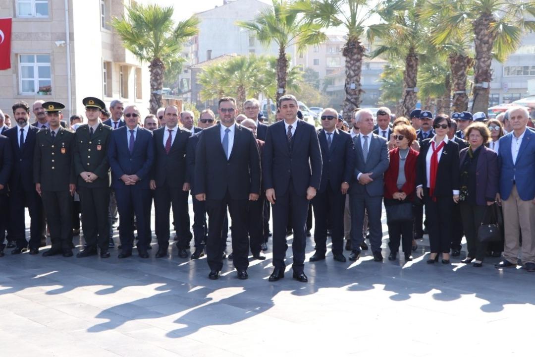 Ak&ccedil;akoca&rsquo;da 29 Ekim kutlamalarında Atat&uuml;rk anıtına &ccedil;elenk konuldu