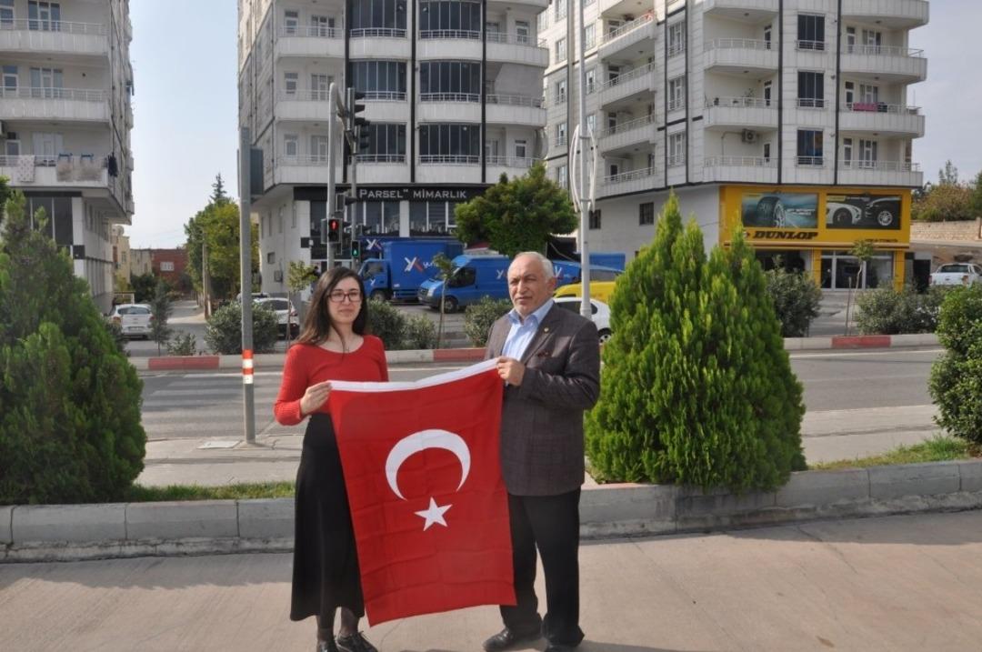 Siirt TSO esnafa bayrak dağıttı