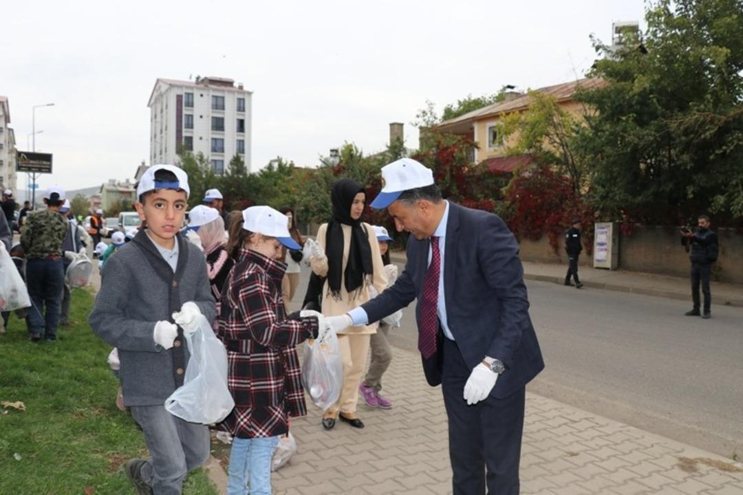 Başkan Arıkan, &ouml;ğrencilerle &ccedil;&ouml;p topladı