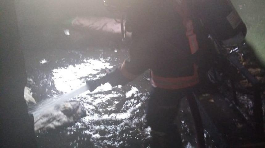 Kimsenin kalmadığı ev yandı