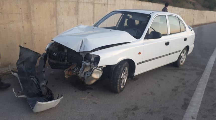 Kontrolden &ccedil;ıkan otomobil beton duvara &ccedil;arptı: 2 yaralı