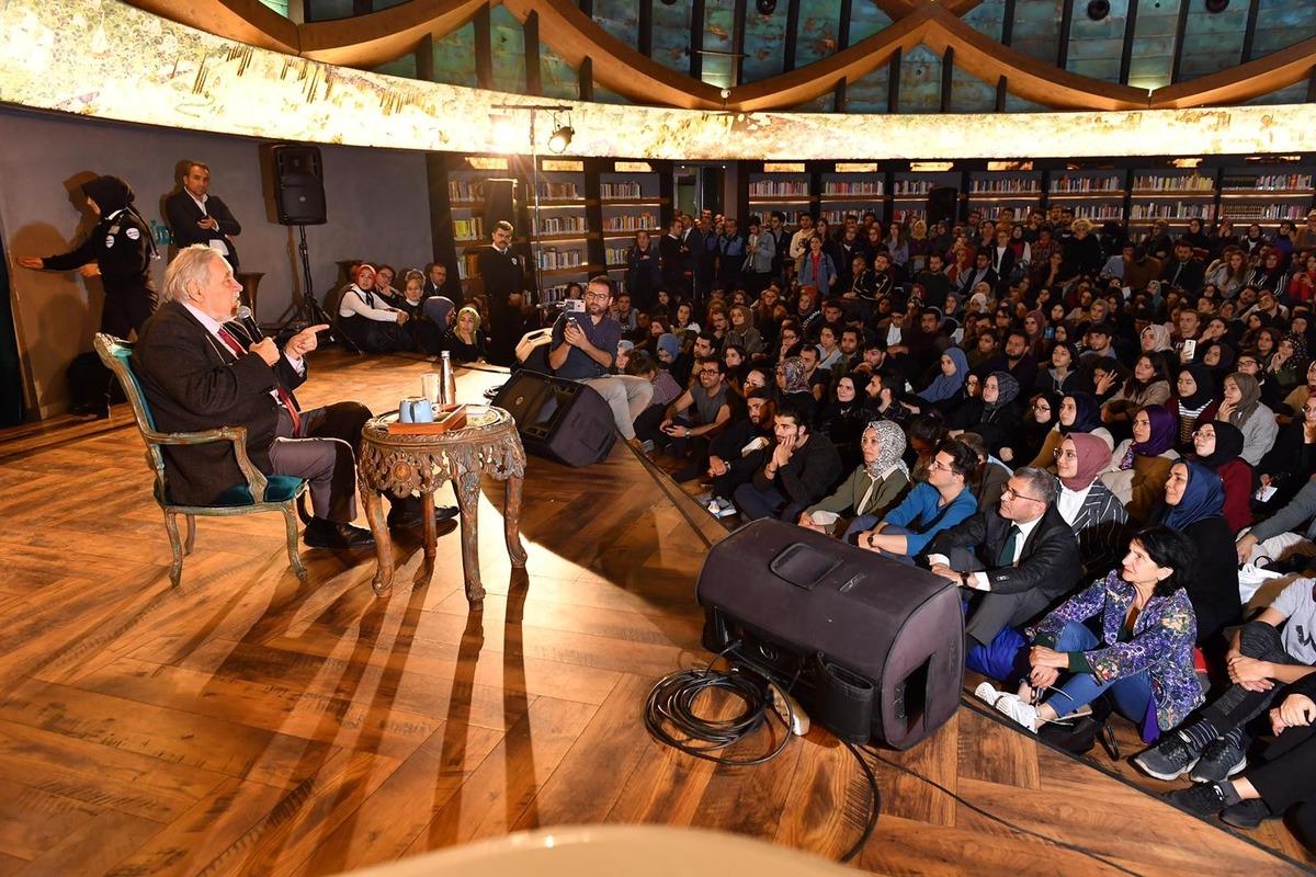 İlber Ortaylı'dan izdihama neden olan gen&ccedil;lere: Hi&ccedil; fizik diye bir şey okudunuz mu?