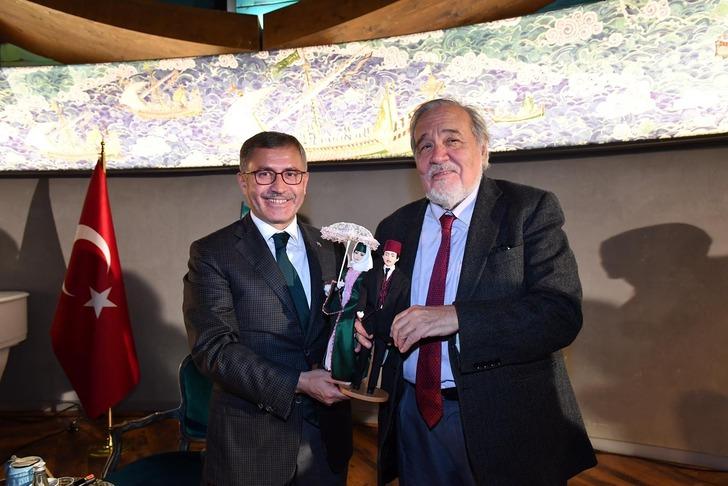 İlber Ortaylı'dan izdihama neden olan gençlere: Hiç fizik diye bir şey okudunuz mu? G1