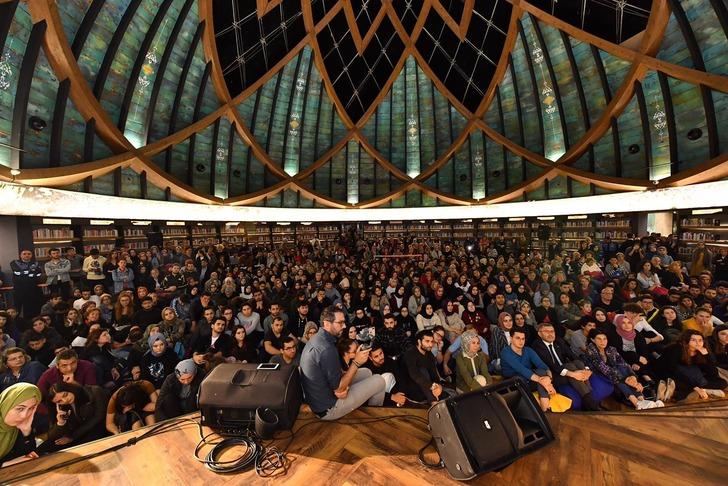 İlber Ortaylı'dan izdihama neden olan gençlere: Hiç fizik diye bir şey okudunuz mu? G2