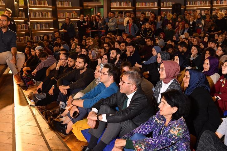 İlber Ortaylı'dan izdihama neden olan gençlere: Hiç fizik diye bir şey okudunuz mu? G3