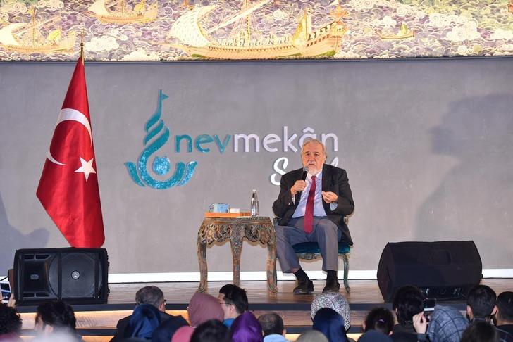 İlber Ortaylı'dan izdihama neden olan gençlere: Hiç fizik diye bir şey okudunuz mu? G5