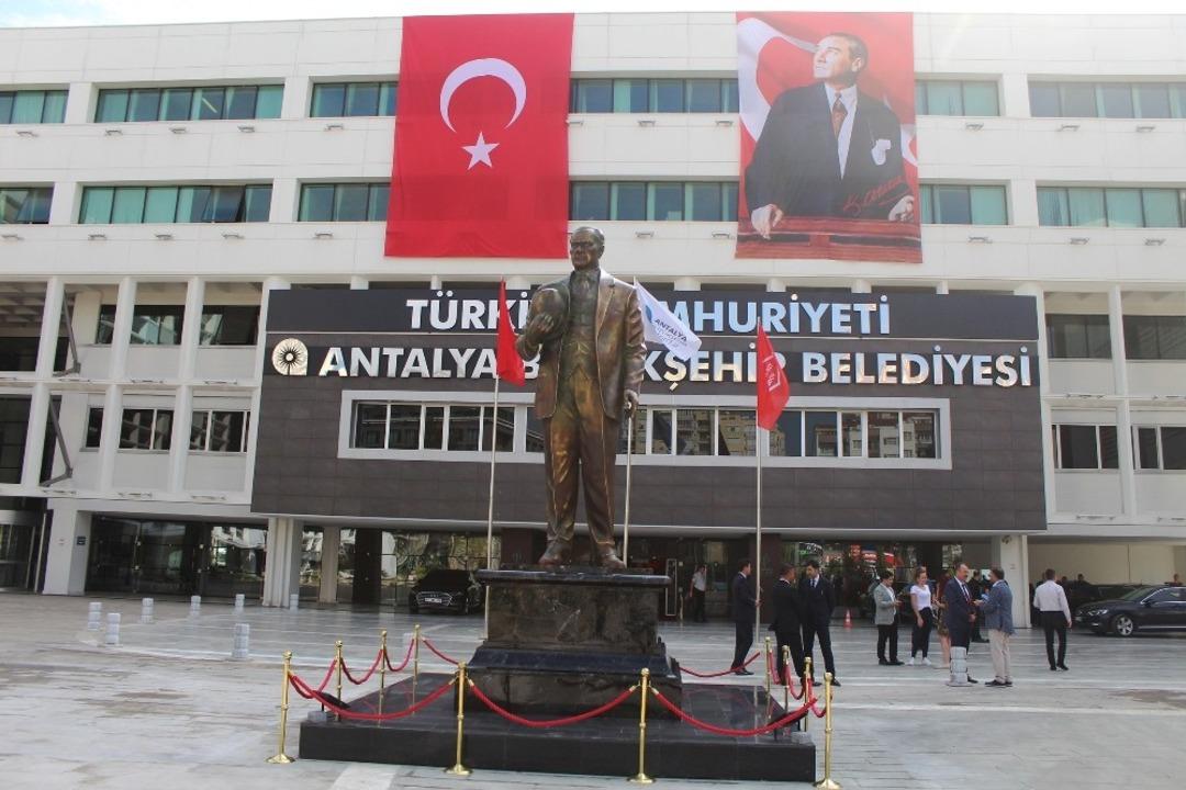 Antalya B&uuml;y&uuml;kşehir Belediyesi yerleşkesine dev Atat&uuml;rk heykeli