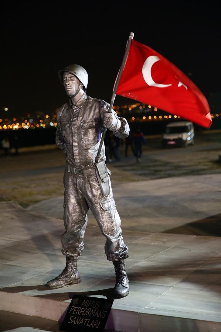'Canlı heykel'den asker selamıyla rekor denemesi G1