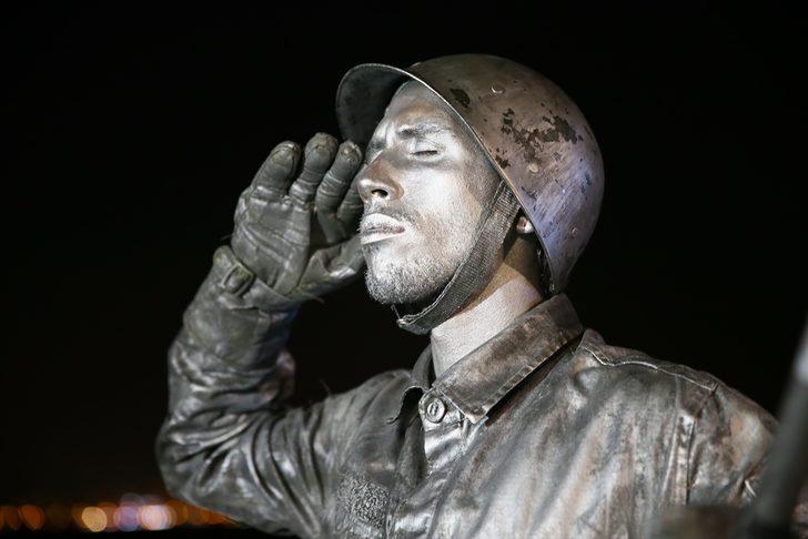 'Canlı heykel'den asker selamıyla rekor denemesi G2