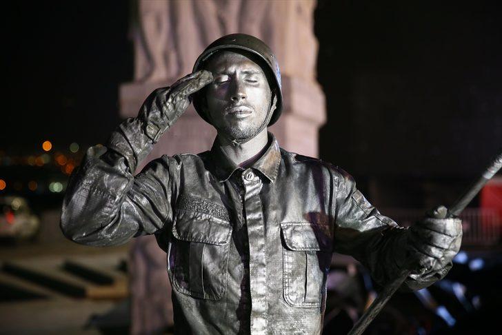 'Canlı heykel'den asker selamıyla rekor denemesi G3