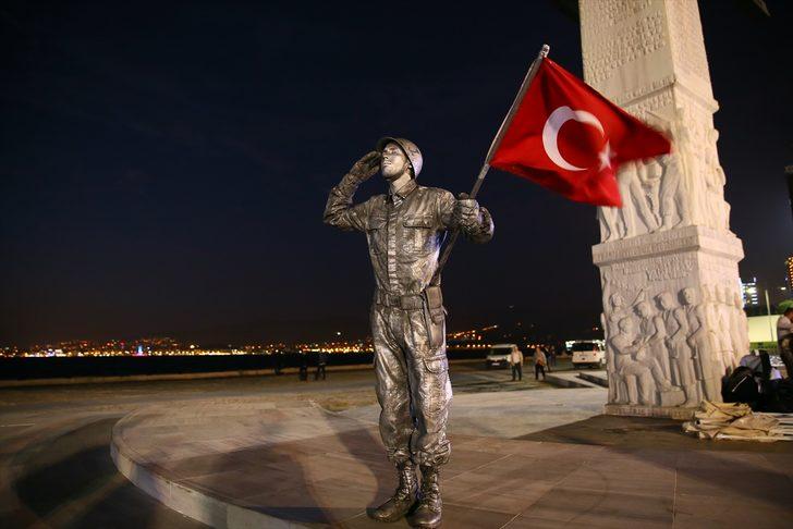 'Canlı heykel'den asker selamıyla rekor denemesi G4