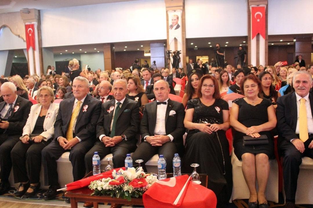 Cumhuriyet&rsquo;in 96. kuruluş yıl d&ouml;n&uuml;m&uuml; geleneksel Cumhuriyet Balosu&rsquo;yla kutlandı