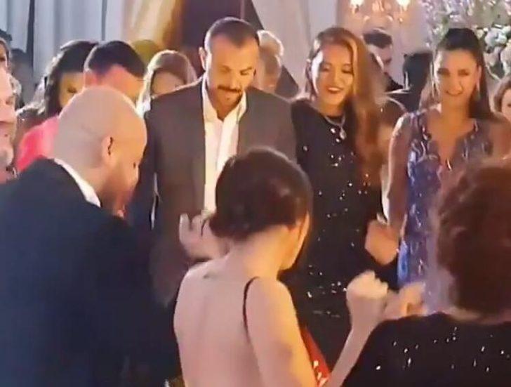 Selin Ciğerci�nin gelin çiçeğini kapmak isteyen kadınlar birbirini ezdi
