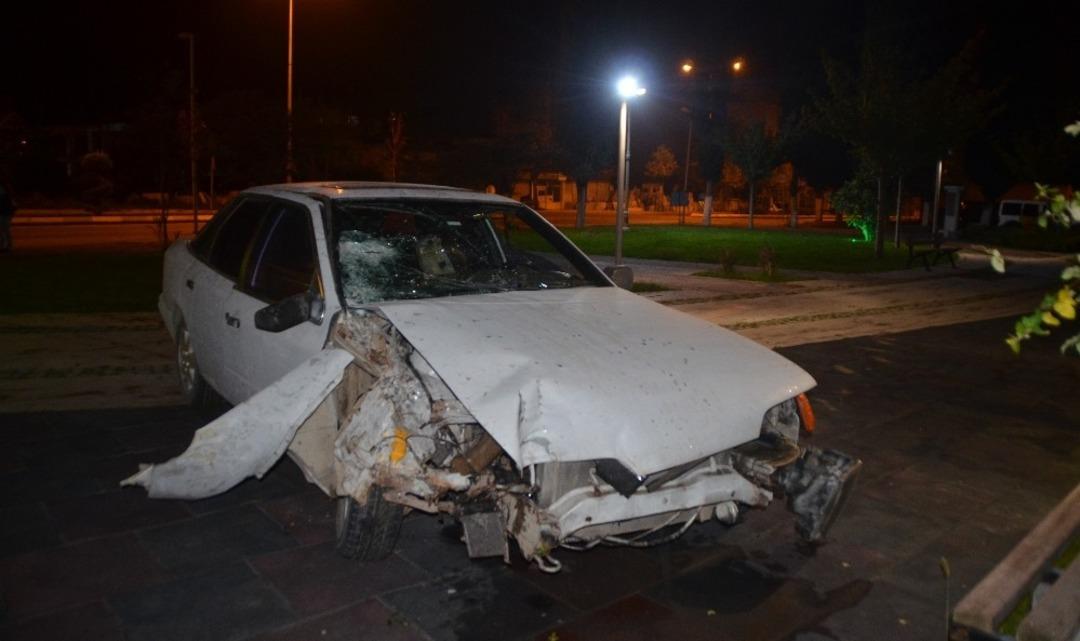 Kaza yapan s&uuml;r&uuml;c&uuml; otomobili bırakıp ka&ccedil;tı