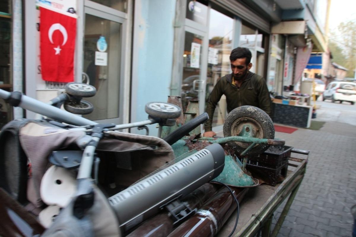 Hurda malzeme toplayarak ailesini ge&ccedil;indiriyor