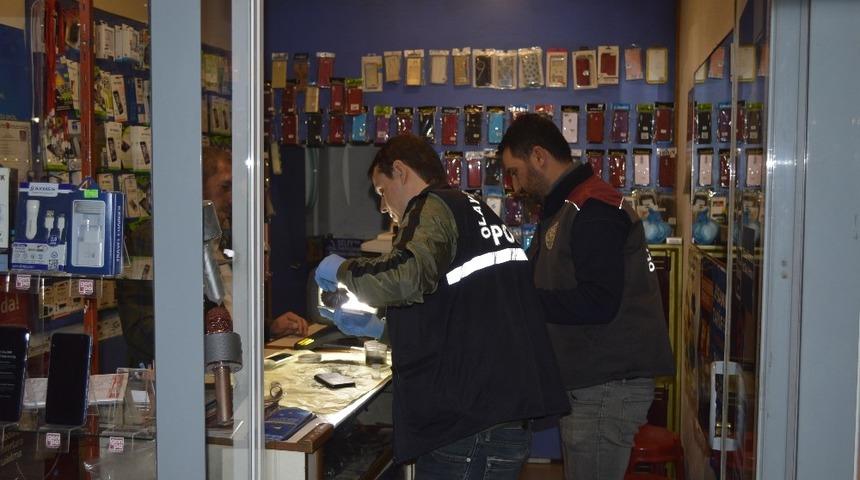 Vitrindeki cep telefonunu &ccedil;alarak kayıplara karıştı