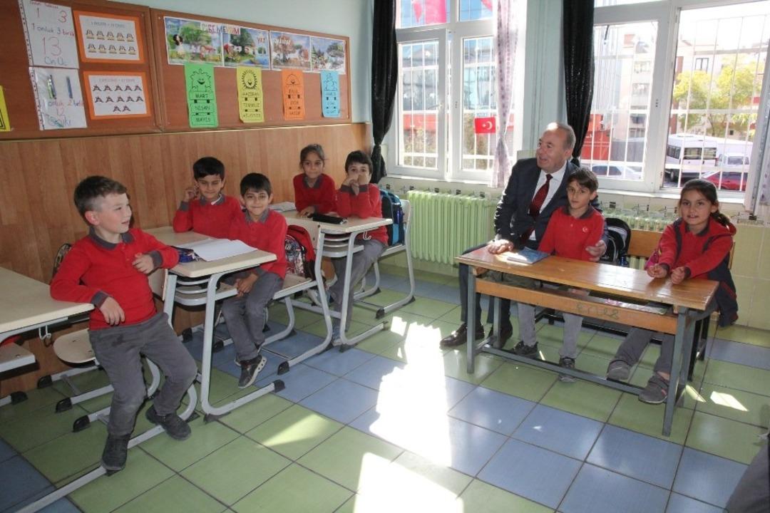 Başkan Şahiner&rsquo;den miniklere bayraklı rozet