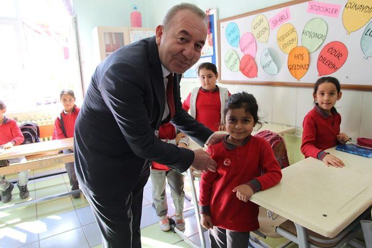 Başkan Şahiner’den miniklere bayraklı rozet G4