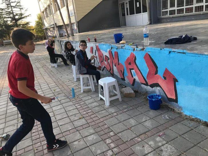 Altıntaş’ta okul duvarlarına grafiti dokunuşu G1