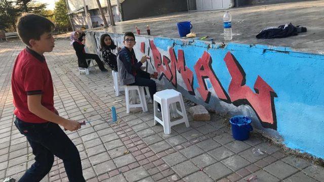Altıntaş’ta okul duvarlarına grafiti dokunuşu