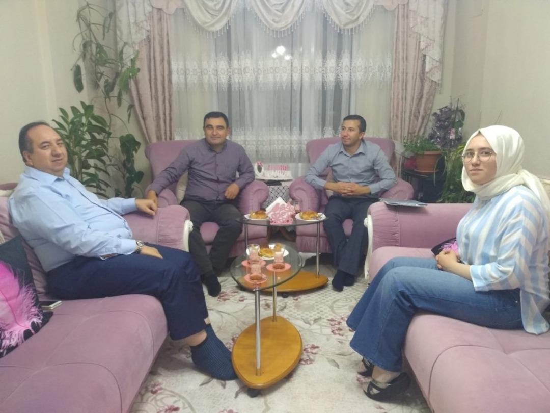 Bu okulda &ouml;ğrenci velileri evinde ziyaret ediliyor